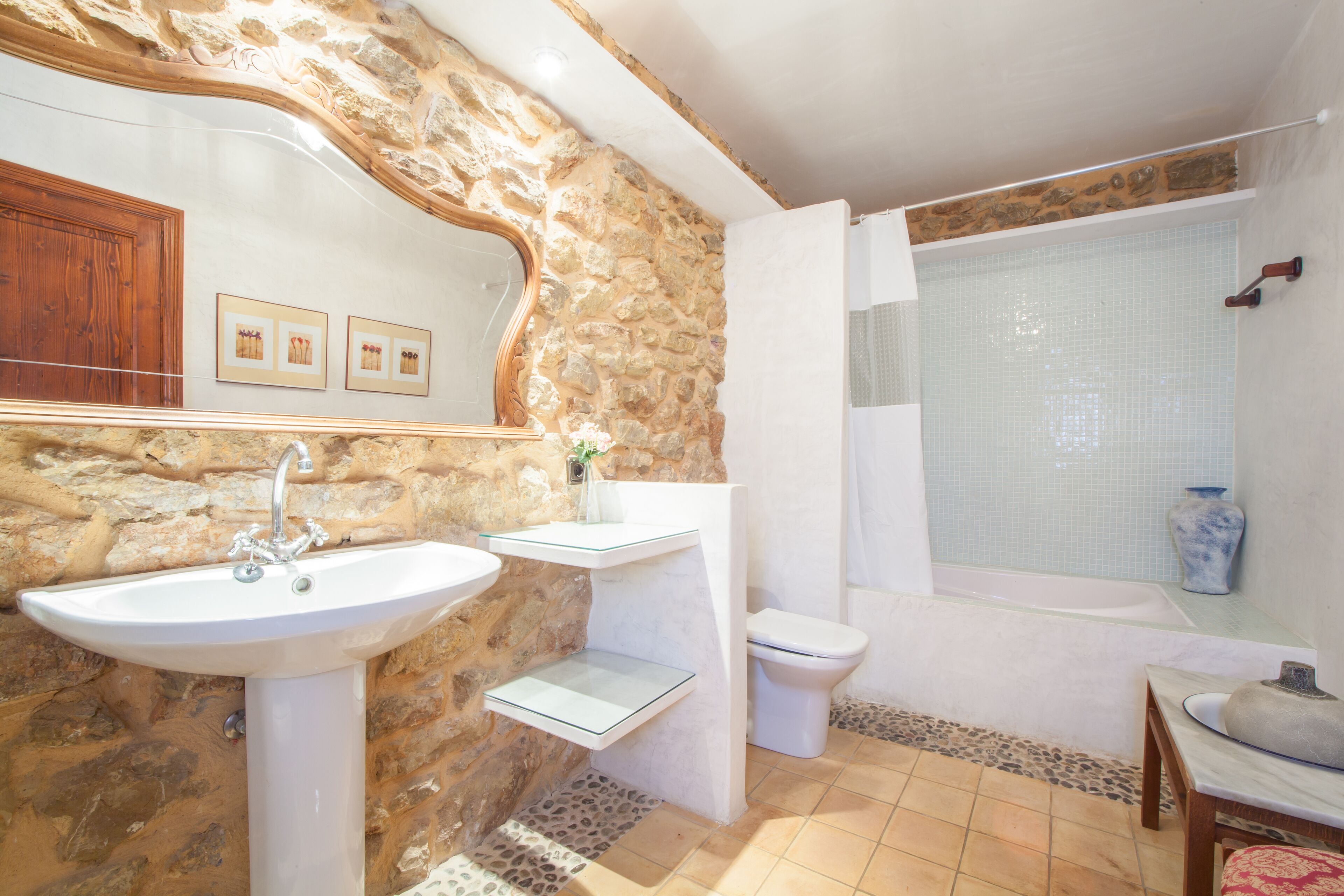 Ensemble douche/baignoire, sèche-cheveux, bidet, serviettes fournies
