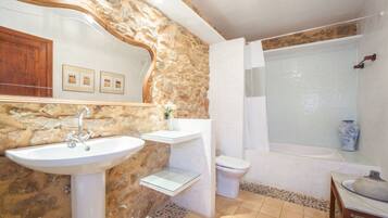Ensemble douche/baignoire, sĂšche-cheveux, bidet, serviettes fournies