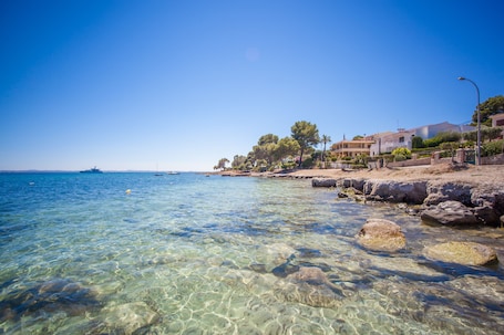 Am Strand. BELL-PUNT - Ferienhaus mit Meerblick in Port d'Alcúdia. WiFi gratis