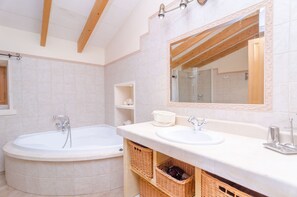 Bañera con ducha, secador de pelo, bidet, toallas