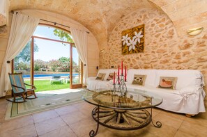 Televisie, een dvd-speler en boeken