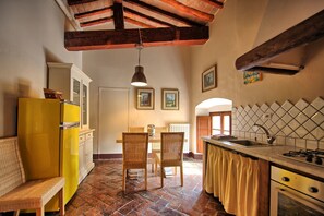 Frigorifero, forno, piano cottura, macchina per tè/caffè