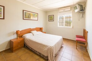 3 bedrooms, iron/ironing board, free WiFi, bed sheets