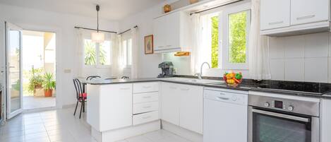 Een koelkast, een microgolfoven, een oven, een kookplaat