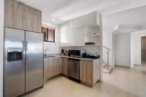 ثلاجة، ميكروويف، فرن، موقد طهي مسطح