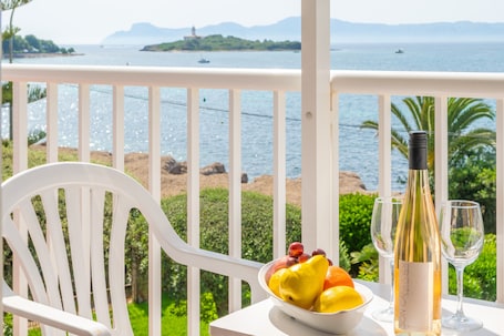 Outdoor dining. GOLF - Chalet with sea views in Alcanada (Alcúdia). Free WiFi