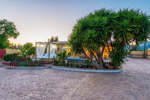 A courtyard with a pool, a gazebo, and various plants. - ES BLANQUER DE NA FANI - Villa with private pool in Binissalem. Free WiFi (Binissalem)