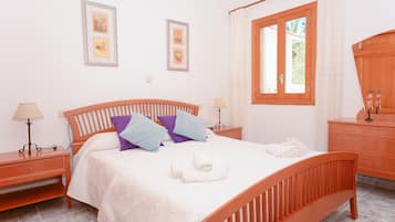 3 slaapkamers, een strijkplank/strijkijzer, gratis wifi, beddengoed