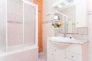 Combined shower/tub, bidet, towels - PINYA - Chalet with private garden in PORT D'ALCUDIA. Free WiFi (Alcúdia)