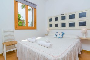 3 bedrooms, iron/ironing board, free WiFi, bed sheets - CAS GENERAL - Chalet with terrace in Porto Petro. Free WiFi (Barca Trencada)