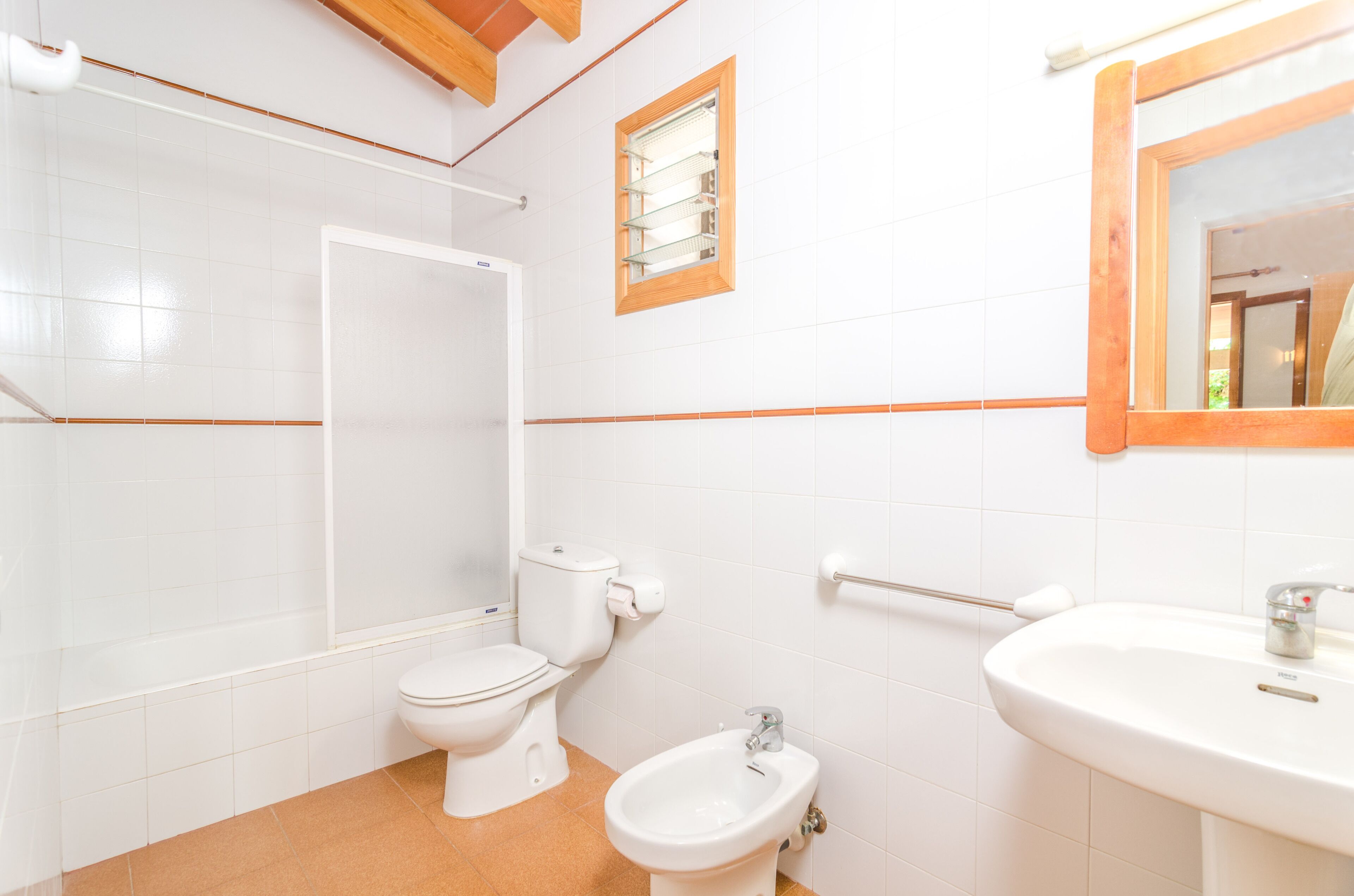 Une salle de bain équipée de toilettes, d’un bidet et d’un lavabo.