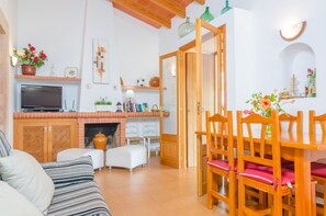 TV, fireplace, books - CAS GENERAL - Chalet with terrace in Porto Petro. Free WiFi (Barca Trencada)