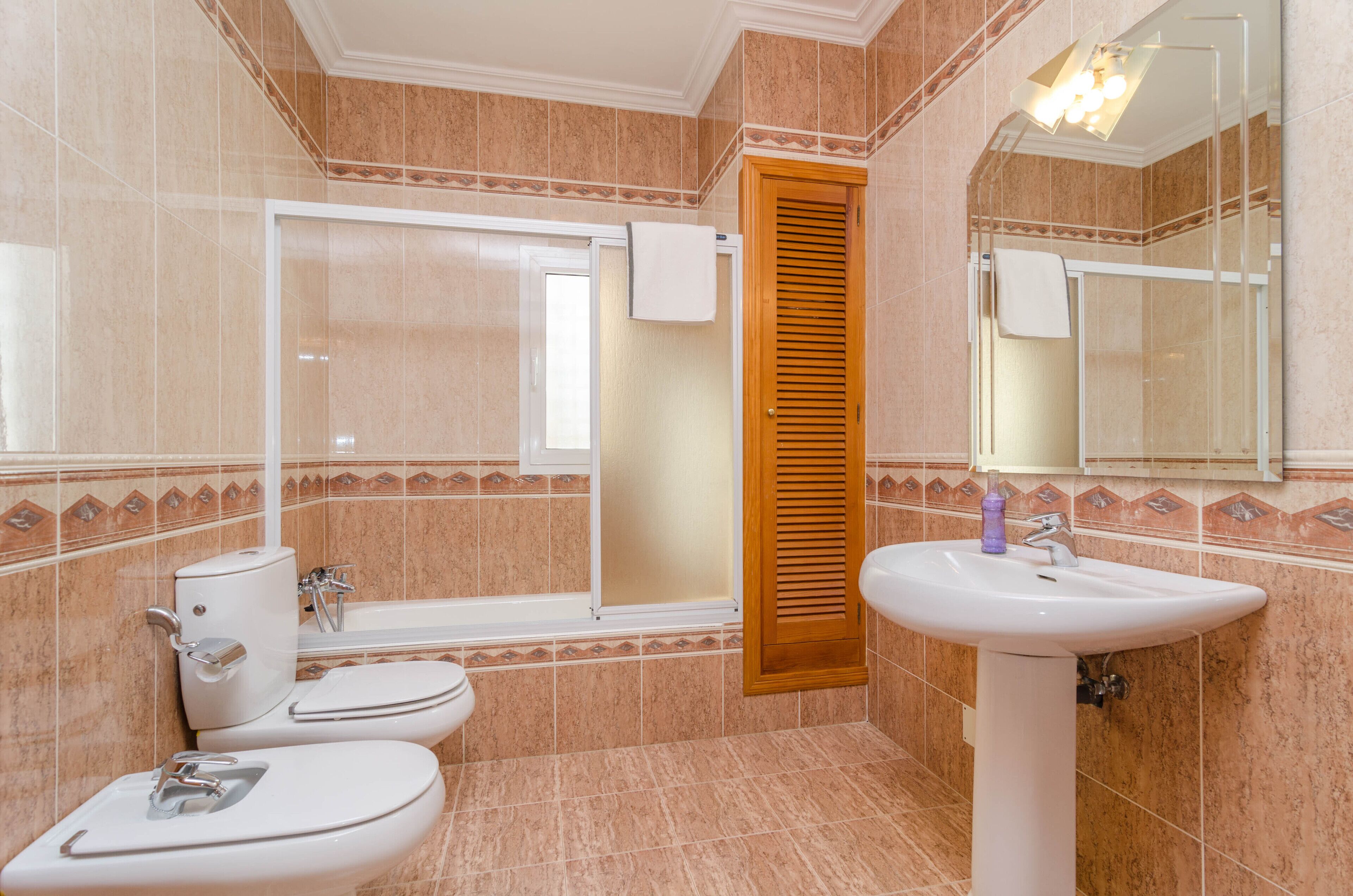 Un baño con inodoro, lavamanos y ducha.