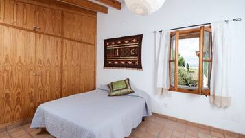 3 bedrooms, iron/ironing board, free WiFi, bed sheets