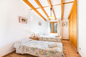 3 室のベッドルーム、アイロン / アイロン台、WiFi (無料)、ベッドシーツ