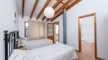 3 bedrooms, iron/ironing board, free WiFi, bed sheets