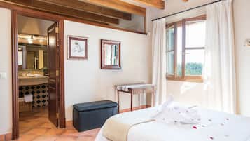 4 bedrooms, iron/ironing board, free WiFi, bed sheets