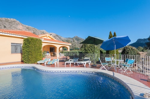 PORTILET - Great villa with private pool amidst the mountains.