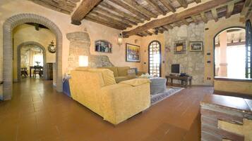 TV, caminetto, lettore DVD, impianto stereo