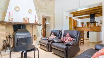 Una televisión, una mesa de tenis de mesa