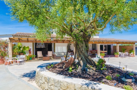 Outdoor dining. SON VANRELL - Villa with private pool in MONTUÏRI. Free WiFi