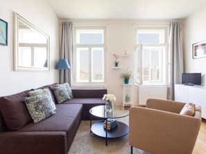 Een televisie, een filmbibliotheek en een stereo