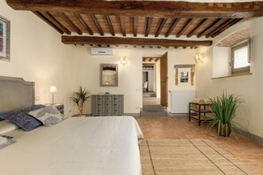 3 bedrooms, travel crib, free WiFi - Casa La Fonte - Luxury Villa Rental with swimming pool in Cortona, Tuscany (Cortona)