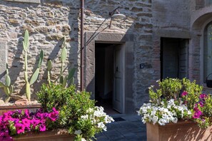 Exterior detail - Casa La Fonte - Luxury Villa Rental with swimming pool in Cortona, Tuscany (Cortona)