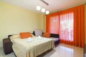 2 bedrooms, iron/ironing board, bed sheets