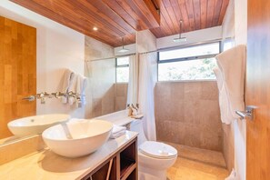 Douche, sèche-cheveux, serviettes fournies, shampoing