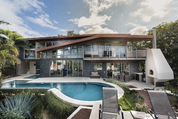 Casa Brisas del Mar, a modern 6 Bedroom home near Playa Conchal