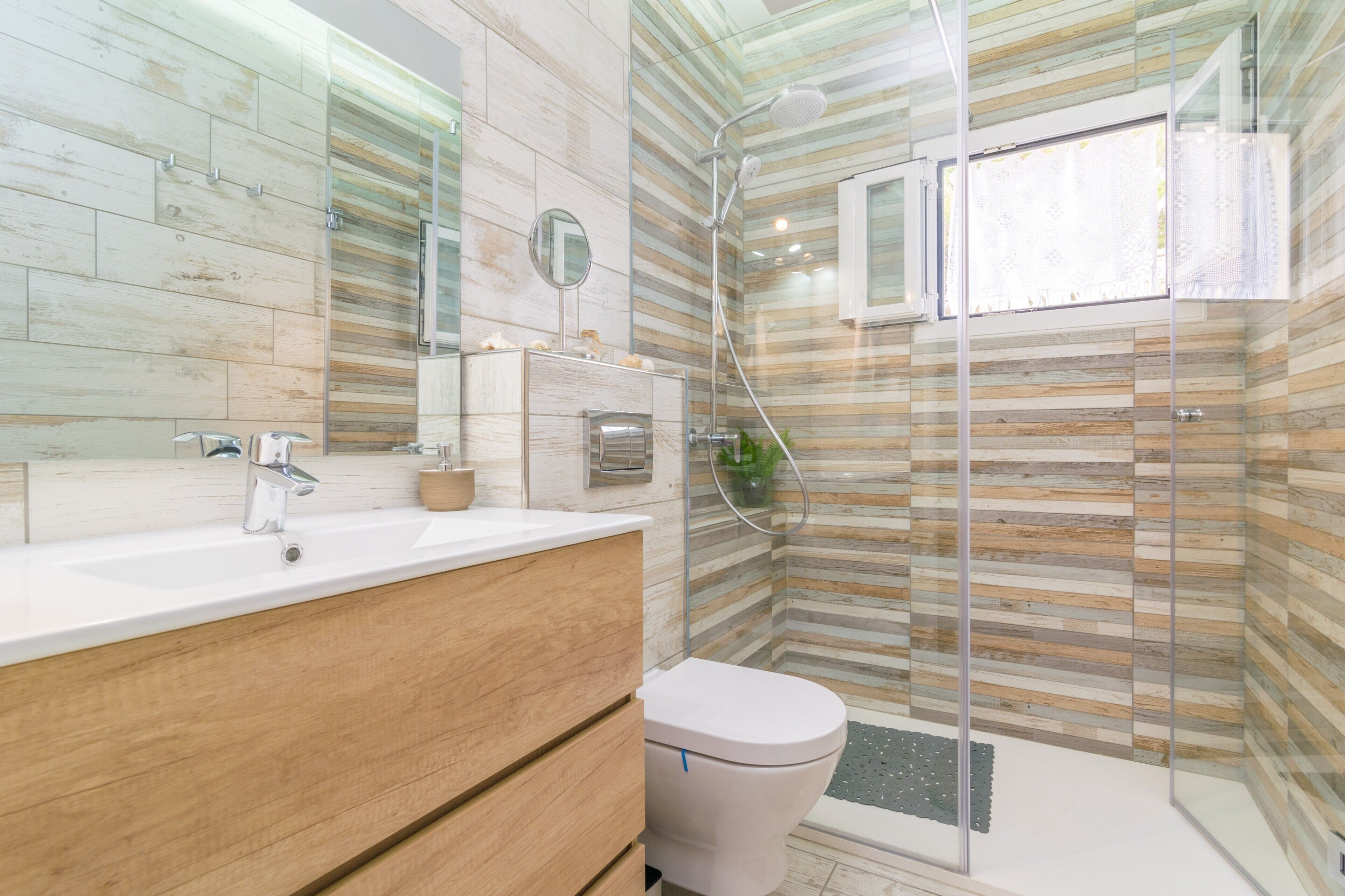 Een douche, handdoeken