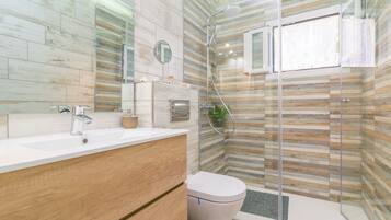 Een douche, handdoeken