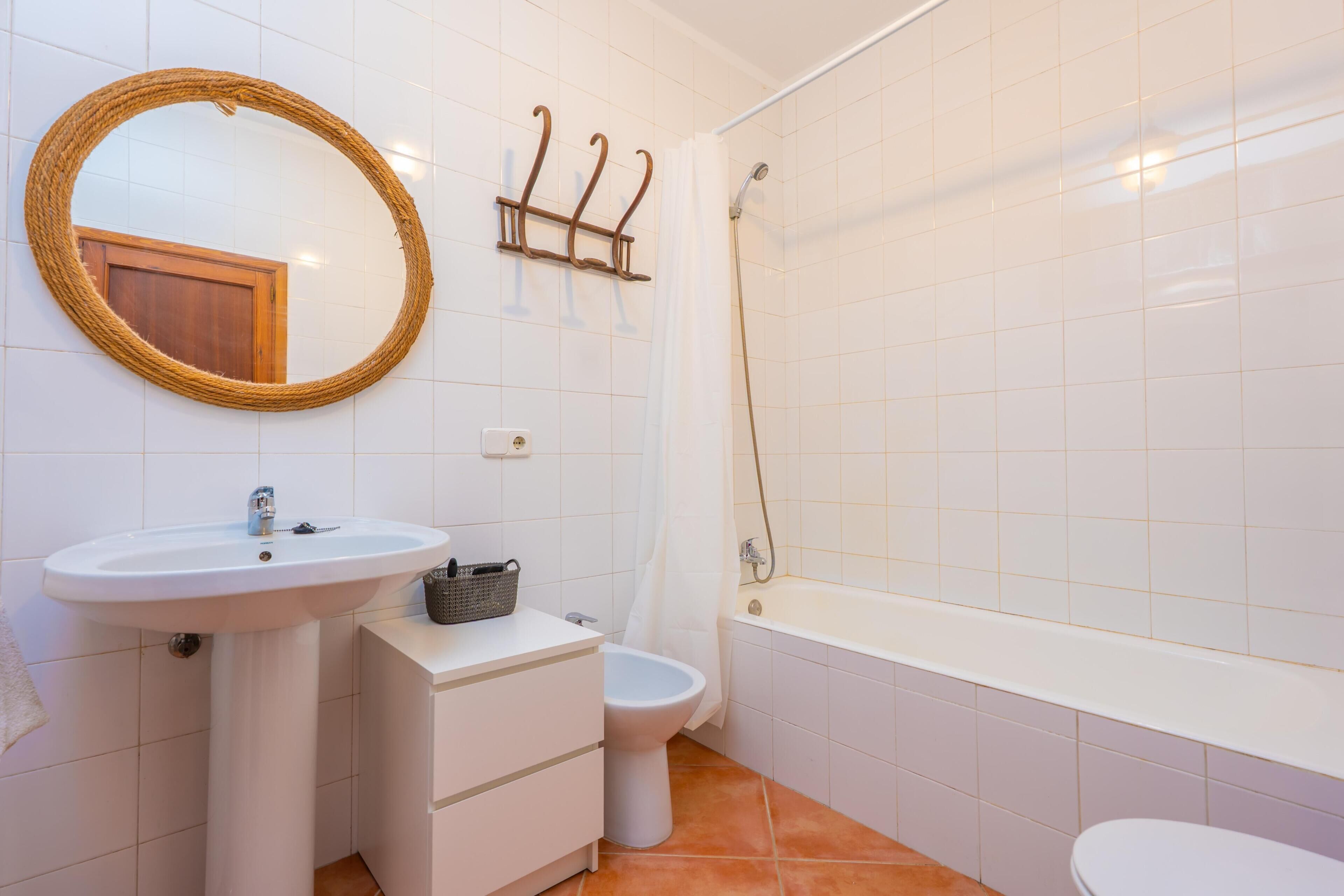 Ensemble douche/baignoire, sèche-cheveux, bidet, serviettes fournies