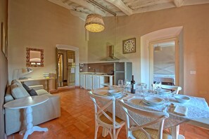 Living area - Lovely apartment for 4 guests with pool, WIFI and panoramic view (Montegufoni)