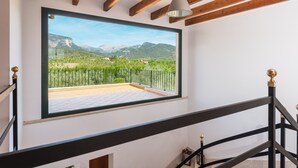 Un balcone con vista sulle montagne e sul verde.