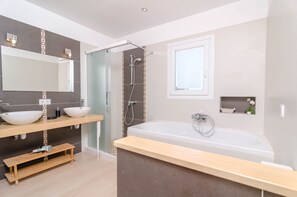 Ducha y bañera combinadas, secador de pelo y toallas