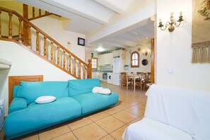 Een televisie en een open haard