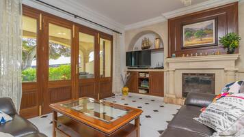 Télévision, cheminée