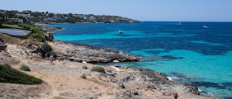 Una playa cerca