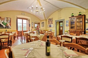 Dining - Lovely apartment for 4 guests with A/C, pool, WIFI (Montegufoni)