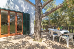 Outdoor dining - ES JAÇ - Villa with terrace in Cala s'Almonia with free Wi-Fi (Cala Llombards)