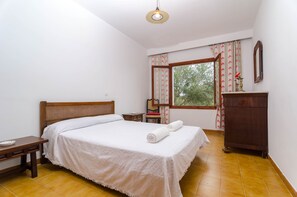 3 quartos, ferros/tábuas de passar roupa, roupa de cama