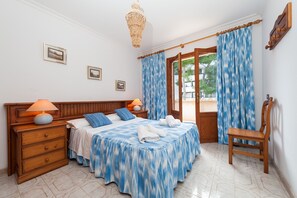 5 bedrooms, iron/ironing board, free WiFi, bed sheets - VILLA VALLESPIR - Beautiful family chalet and garden and terraces near the beach. Free WiF (Alcúdia)