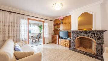 Télévision, lecteur de DVD, table de tennis de table