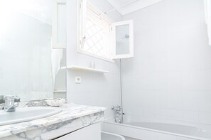 Suihkun ja ammeen yhdistelmä, hiustenkuivaaja, bidee, pyyhkeet