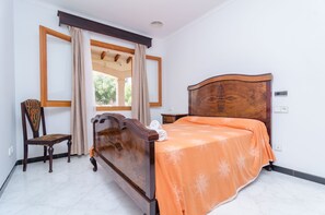 3 bedrooms, iron/ironing board, bed sheets - CAN PARRITA - Chalet with terrace in s'Estanyol de MItjorn. (S'Estanyol de MItjorn)