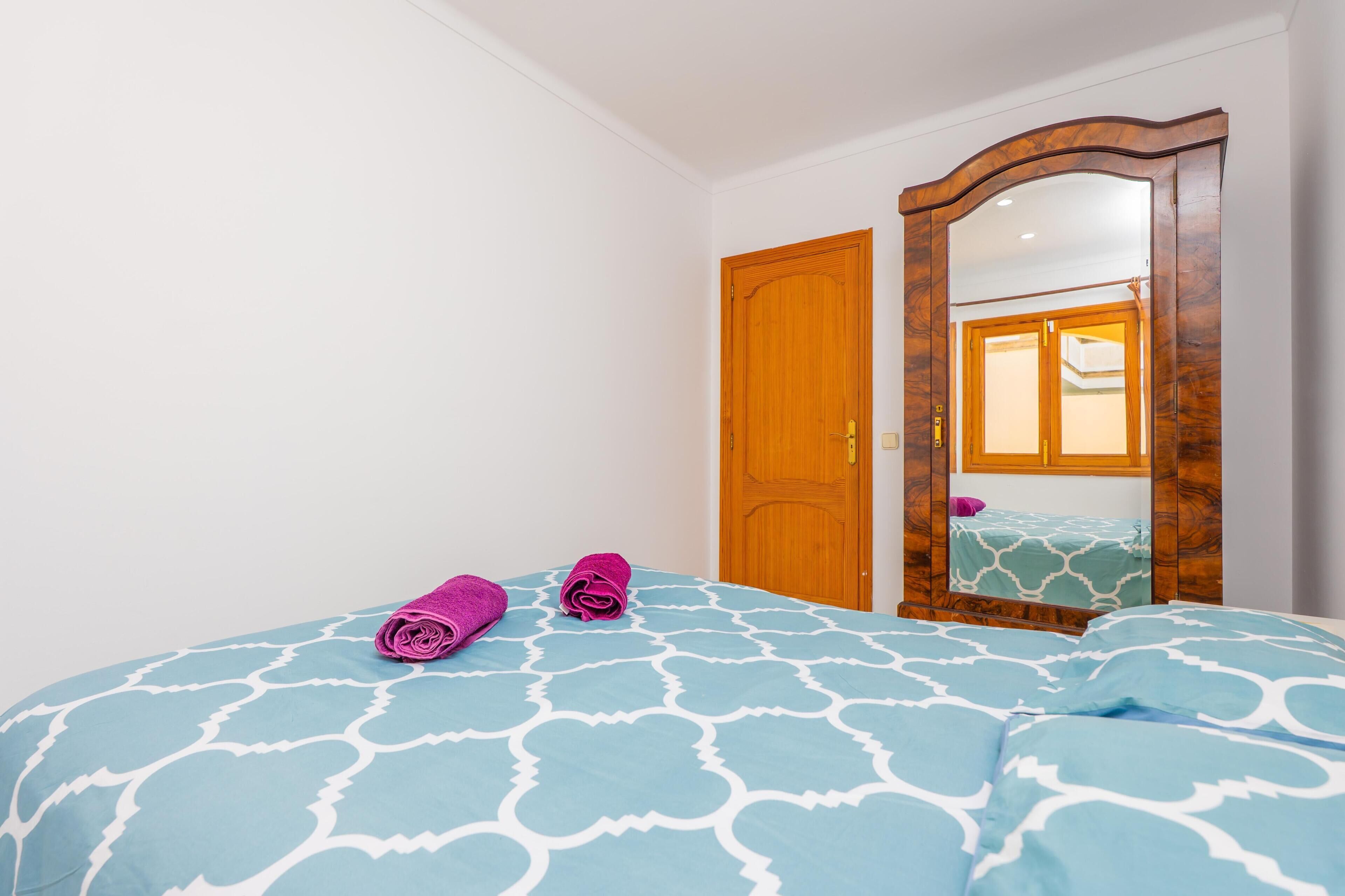 3 habitaciones, tabla de planchar con plancha y ropa de cama 