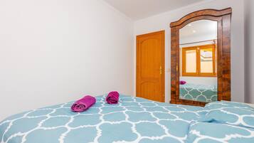 3 habitaciones, tabla de planchar con plancha y ropa de cama