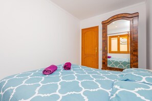 3 bedrooms, iron/ironing board, free WiFi, bed sheets